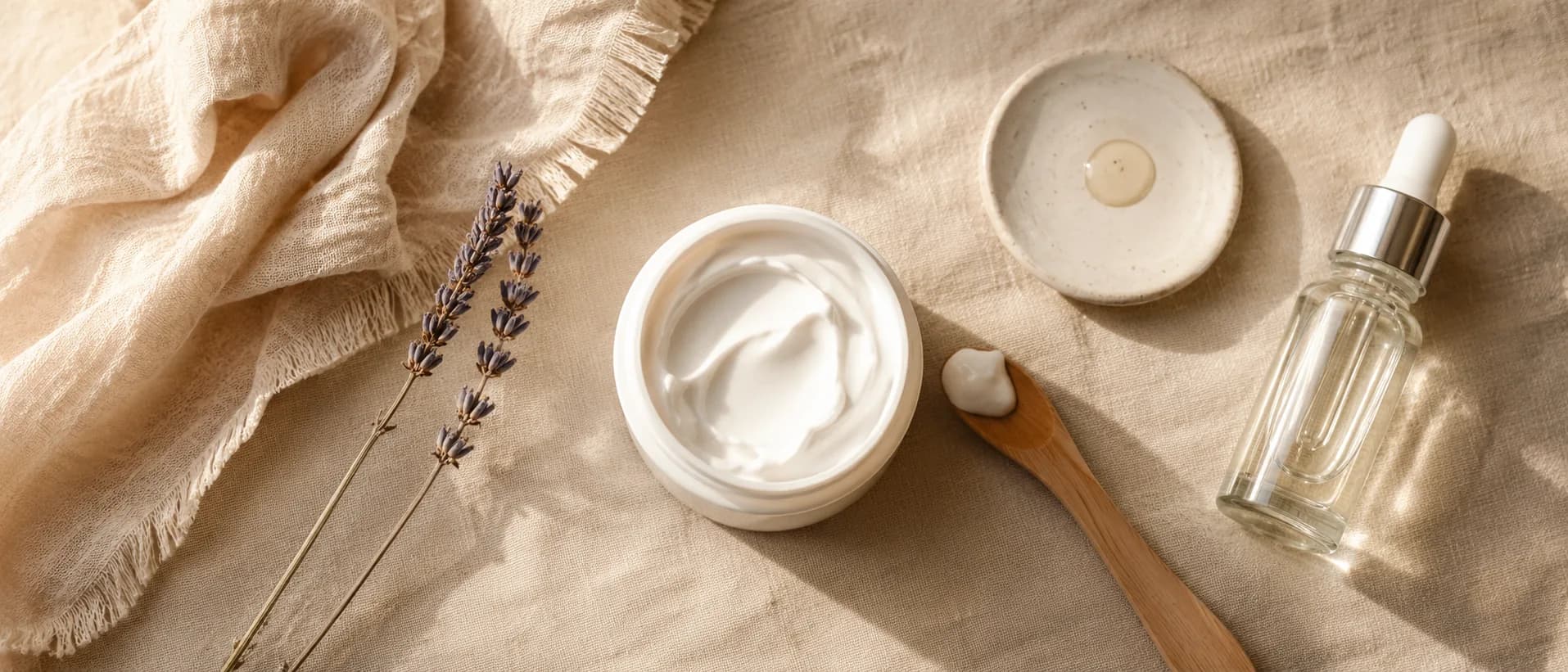 Application d'une crème hydratante visage le matin, illustration d'une routine skincare quotidienne